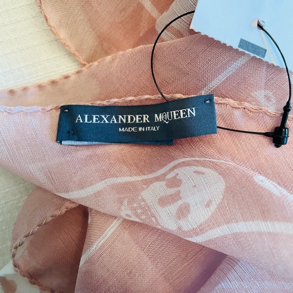 Alexander McQueen Silk Skull Scarf NWT - Picture 4 of 4